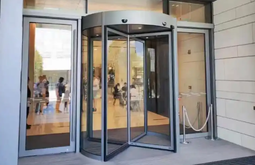 白银旋转门改善残障人士的出行体验！