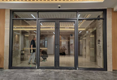 白银肯德基门由哪些配件组成？