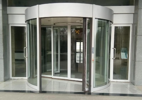 白银旋转门需要配备哪些安全防护措施？