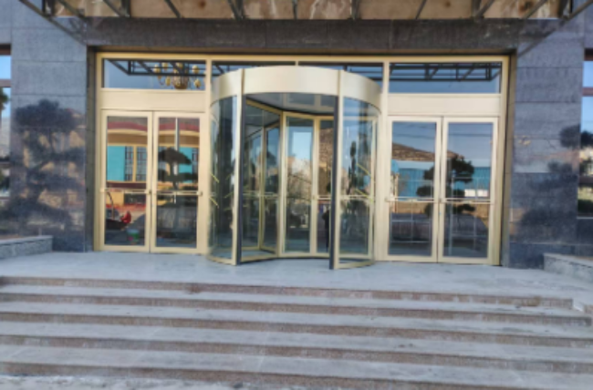 白银解决大堂风与能耗痛点：旋转门的微气候屏障保证！